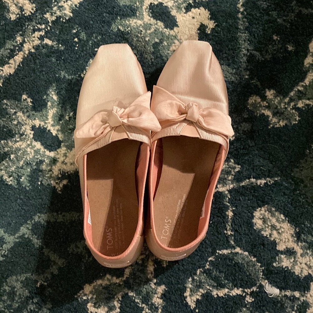 Limited edition pink Toms